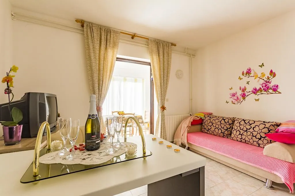 Apartment Lori Fazana 0*,