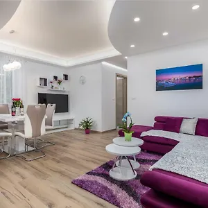 R & Z-brand New Family With A Spacious Yard Fažana